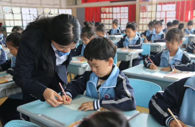 引导学生锤炼坚强意志与强健体魄形象体现“才情典范”